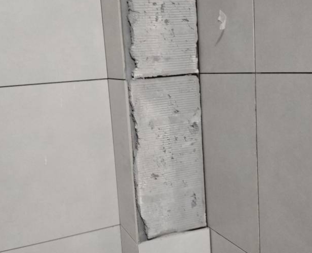 黑水瓷砖空鼓维修公司分享下瓷砖施工前基层浇水润湿程度不足，可能导致以下问题